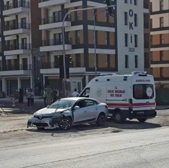 Nurdağı kavşağında iki araç çarpıştı