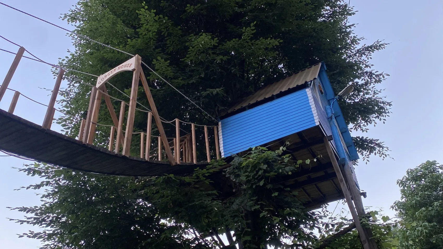 Rize’de iki kardeşin ağaç evine ulaşımı asma köprüyle sağladılar