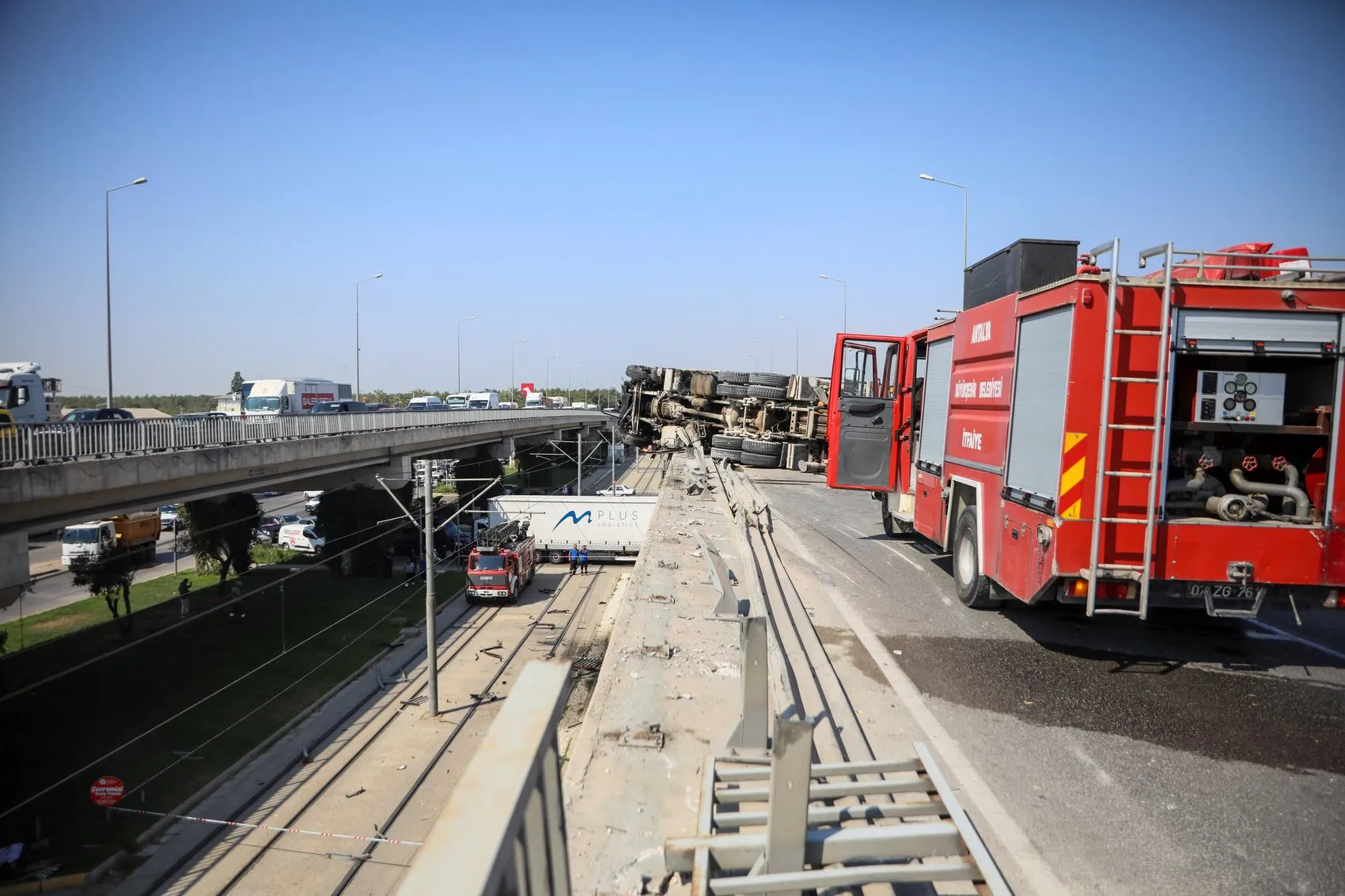 Antalya’da dev beton pompası üst geçide saplandı
