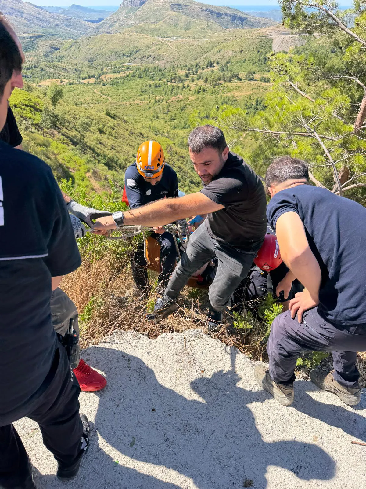 Antalya'da aile faciası Uçuruma yuvarlanan kamyonetten 5 ölü çıktı