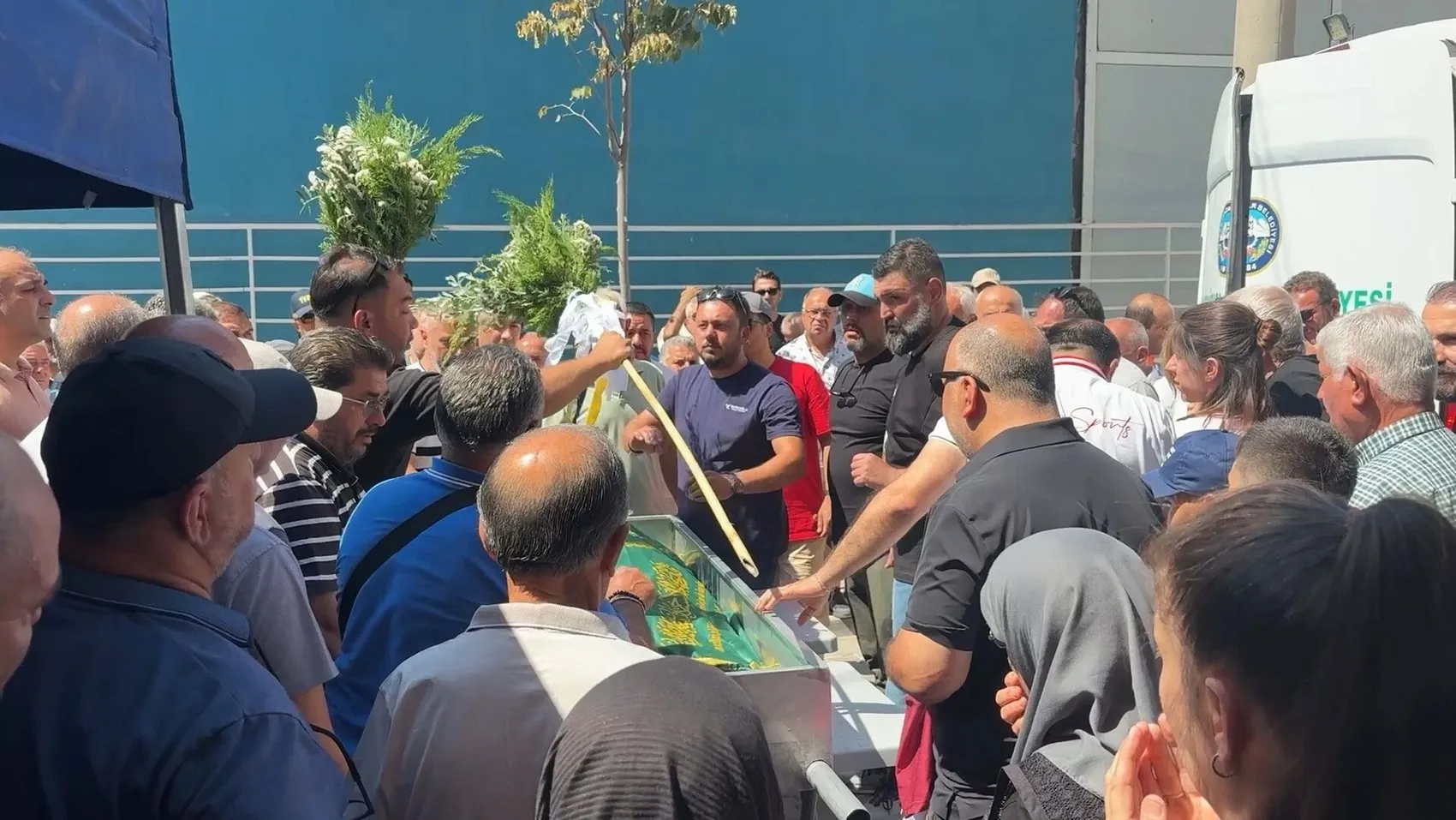 Kuşadası'ndaki fırtınalı günde hayatını kaybeden öğretmen toprağa verildi