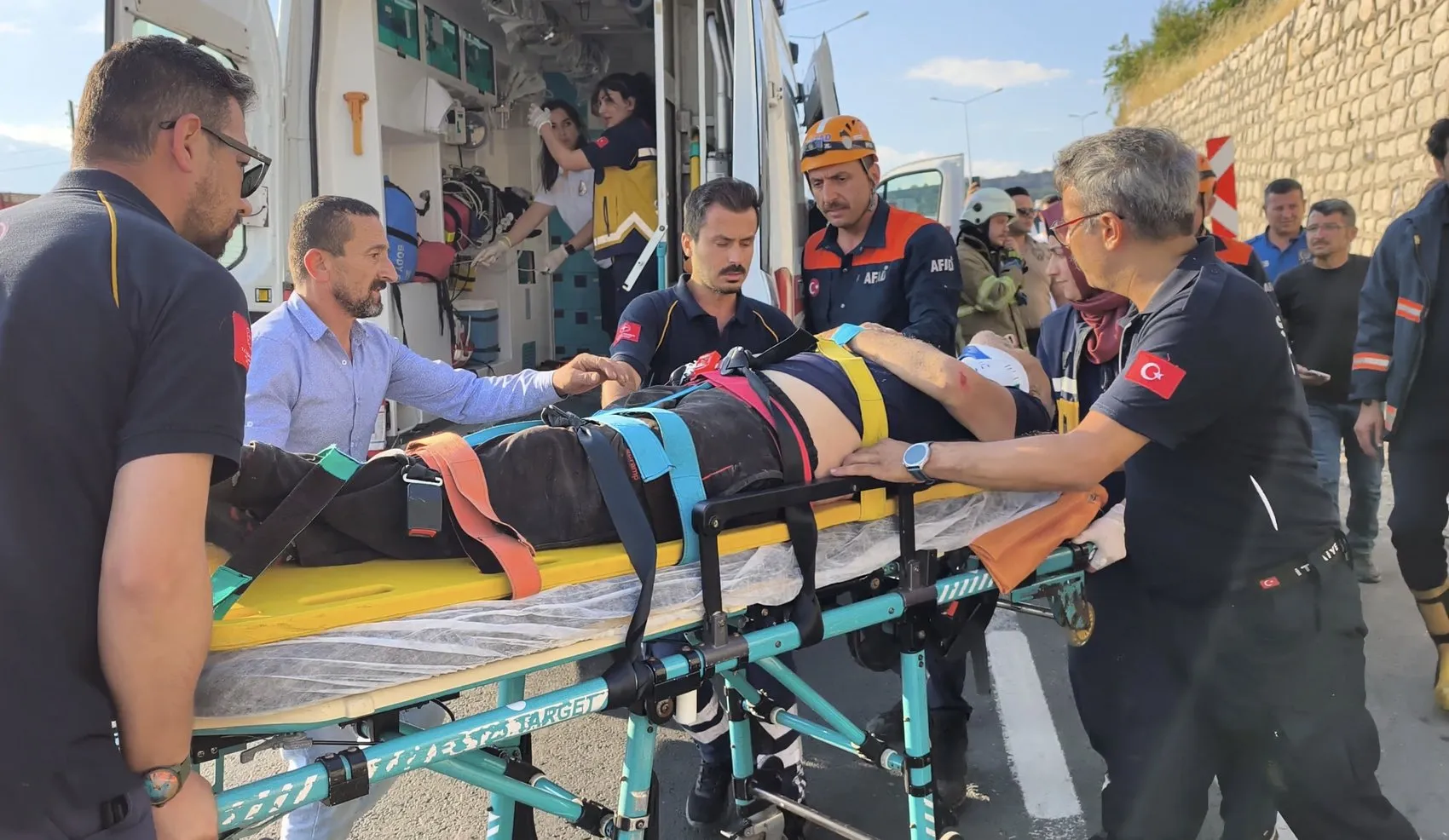 Safranbolu yolunda mıcır yüklü TIR devrilip alev aldı