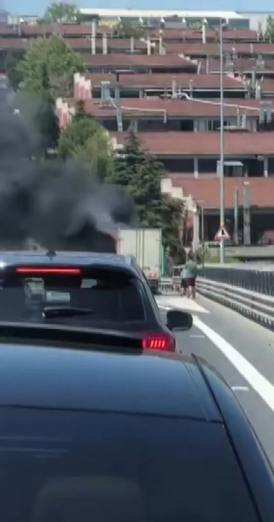 Başakşehir'de seyir halindeki kamyonet alevlere teslim oldu