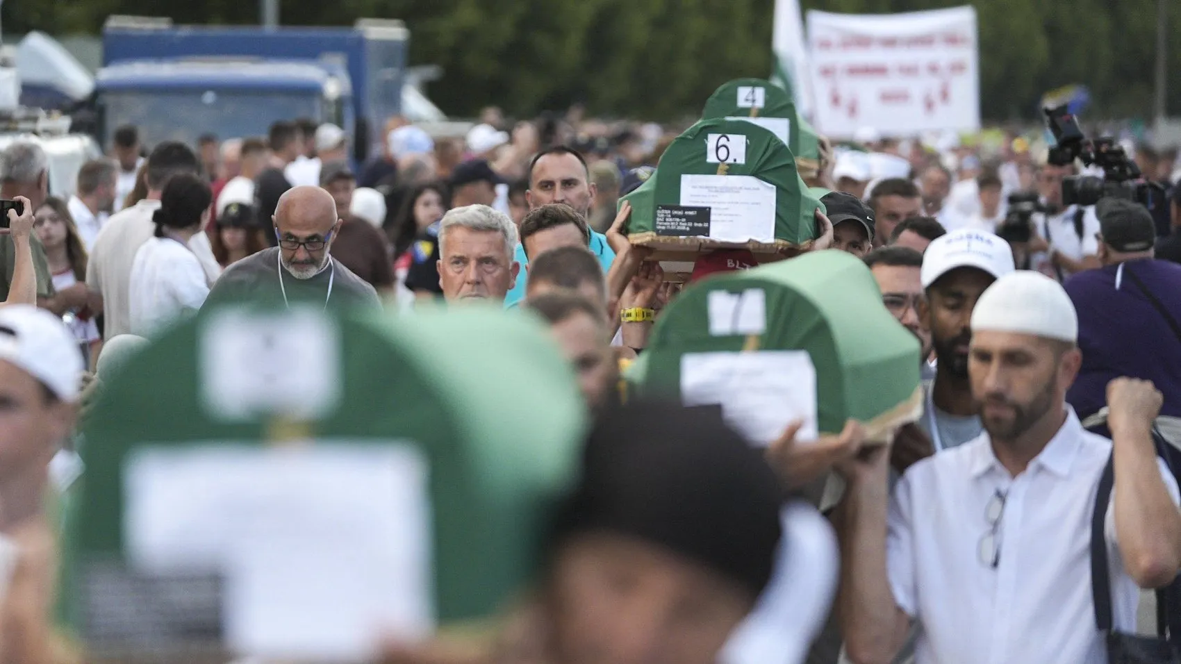 Ömer Çelikten Srebrenitsa mesajı