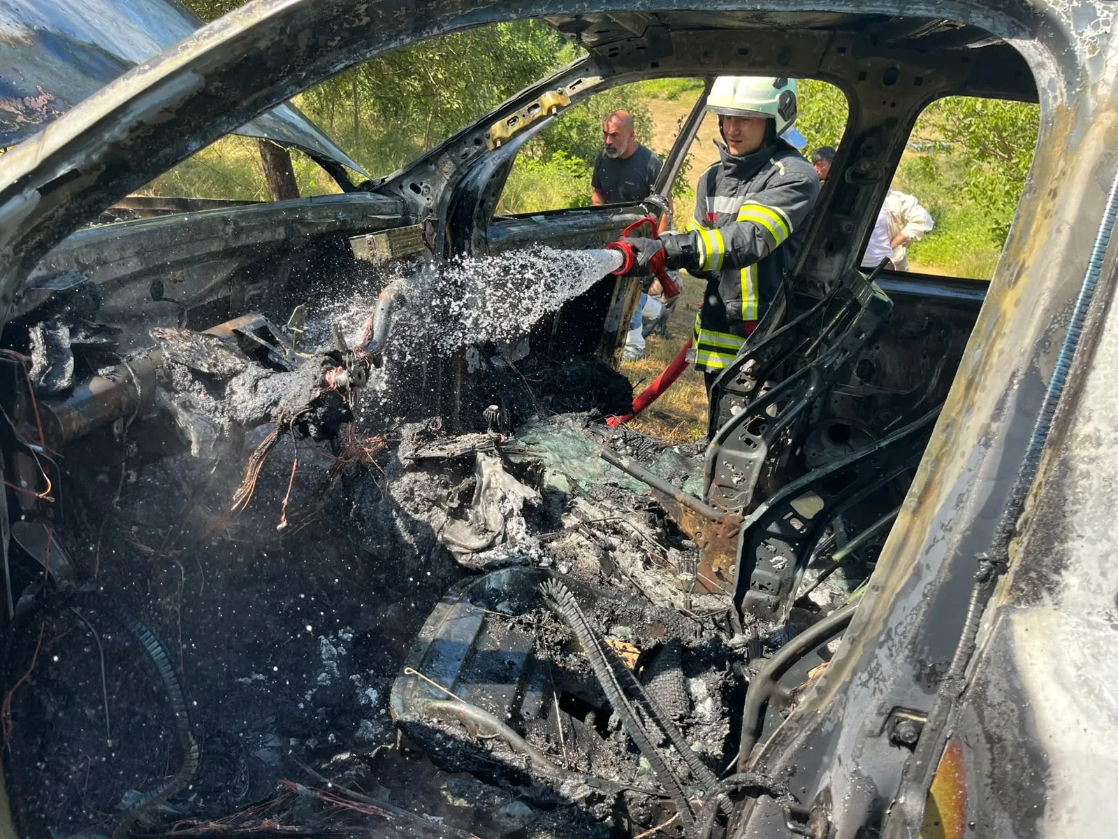 Bartın'da arıcının kamyoneti bahçede küle döndü