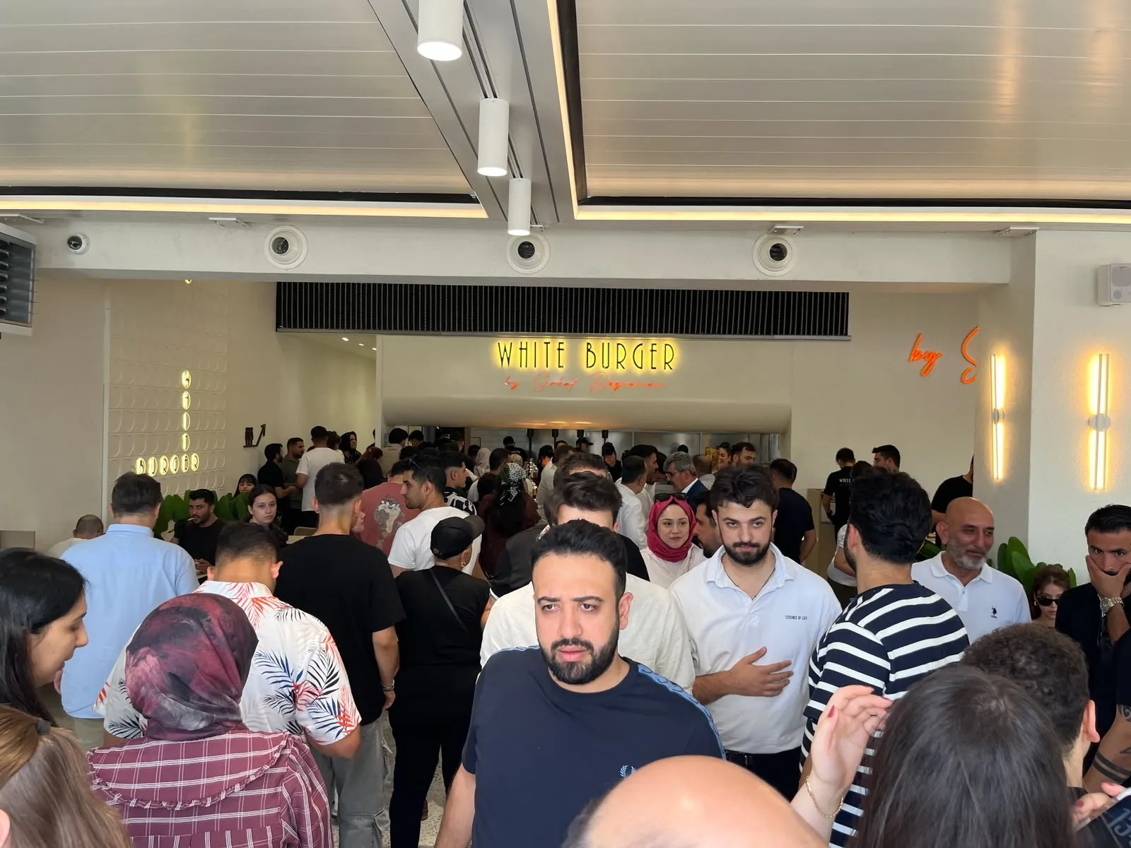 Michelin yıldızlı şef Serhat Doğramacı Gaziantep’te burger dükkanı açtı