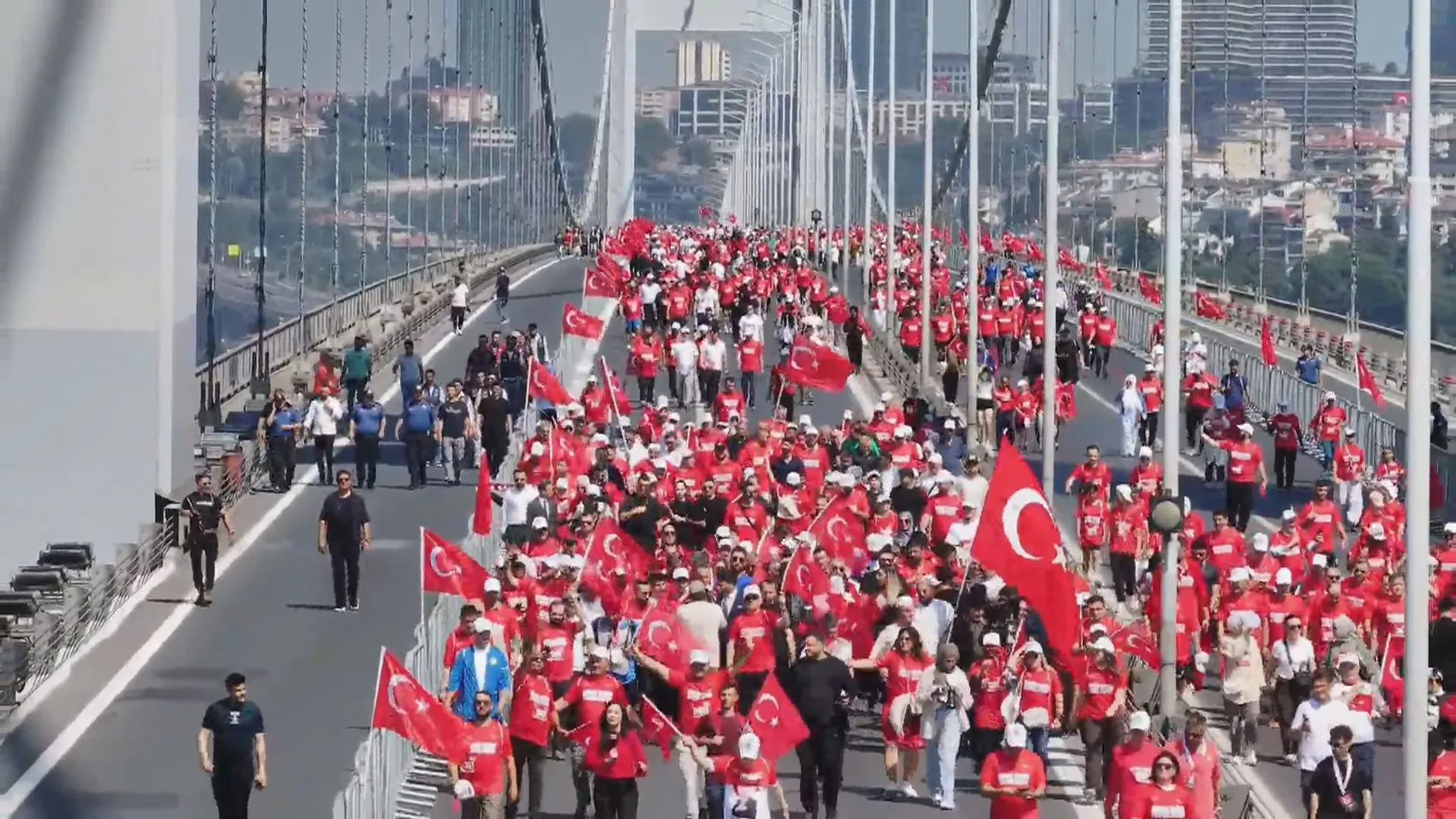 15 Temmuz yürüyüşü köprüde gerçekleşti