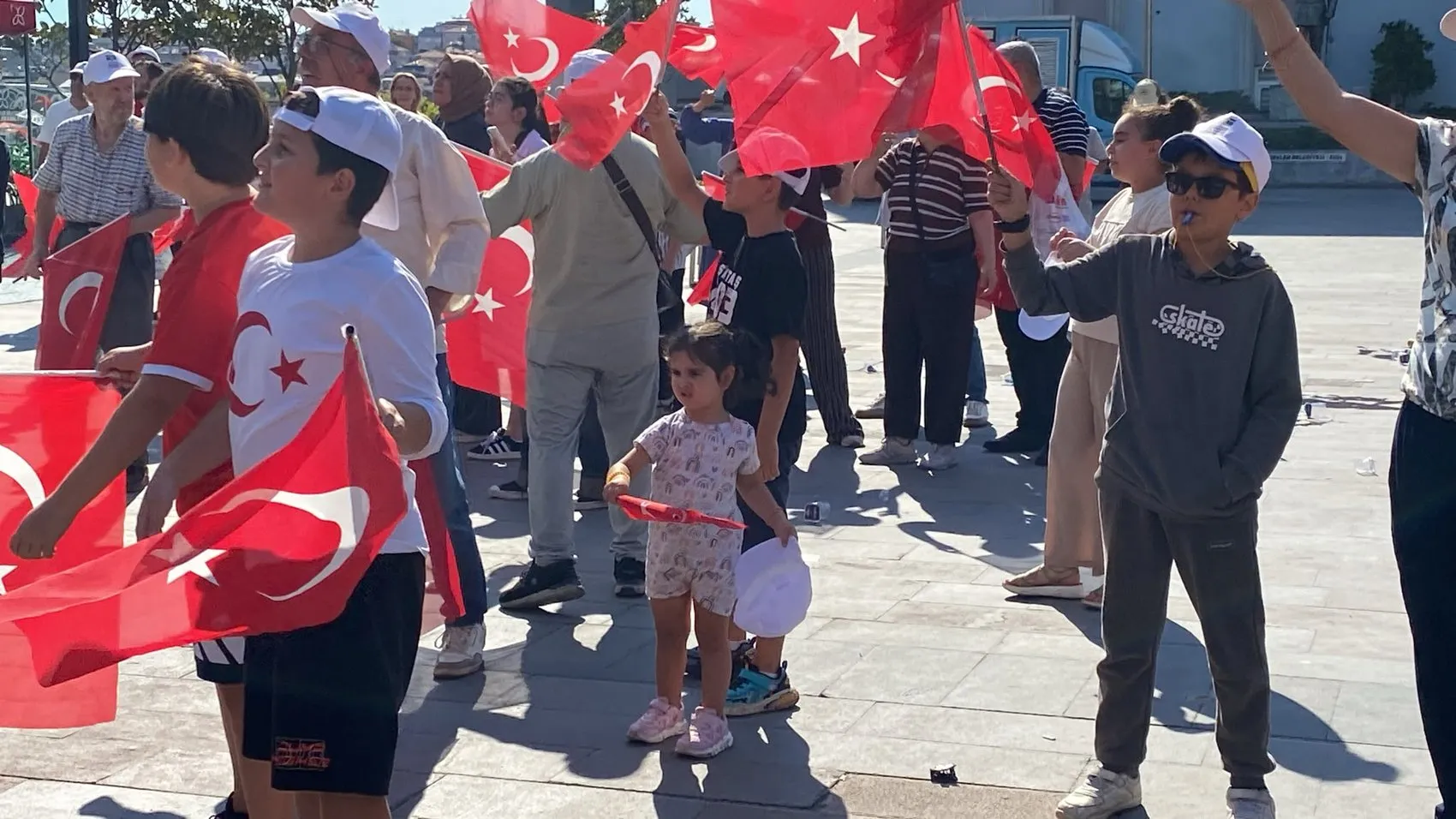 Filenin Sultanları dünya şampiyonluğunu İstanbul sokaklarında coşkuyla kutladı