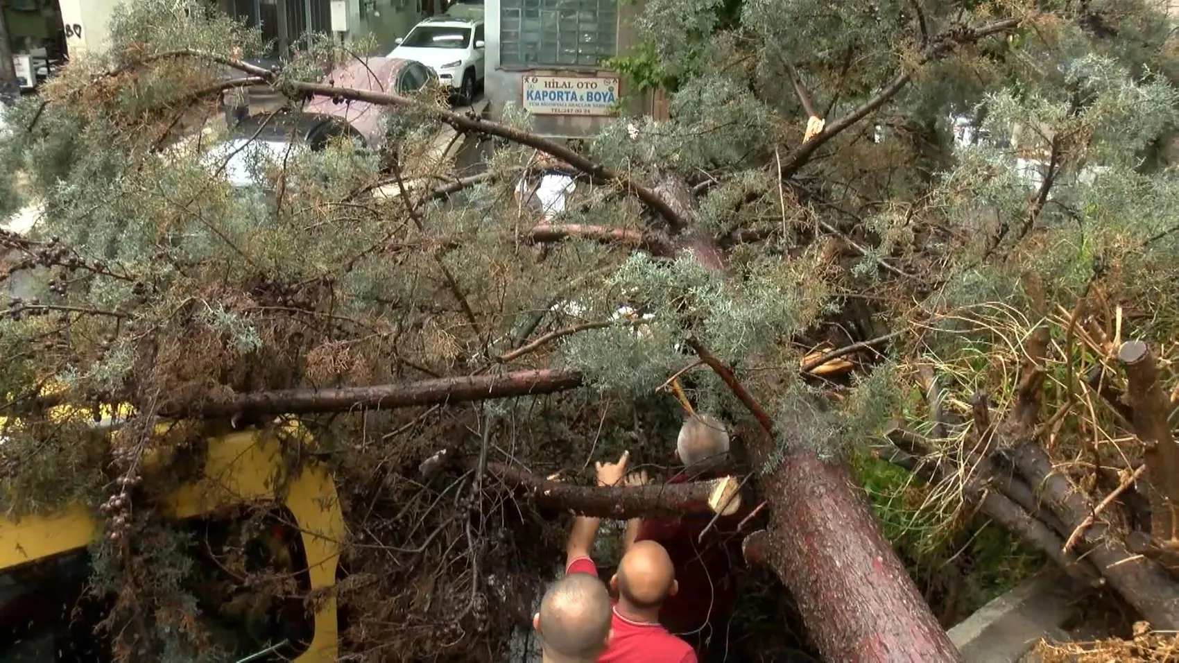 Şişli'de sağanak yağış iki aracı hurdaya çevirdi