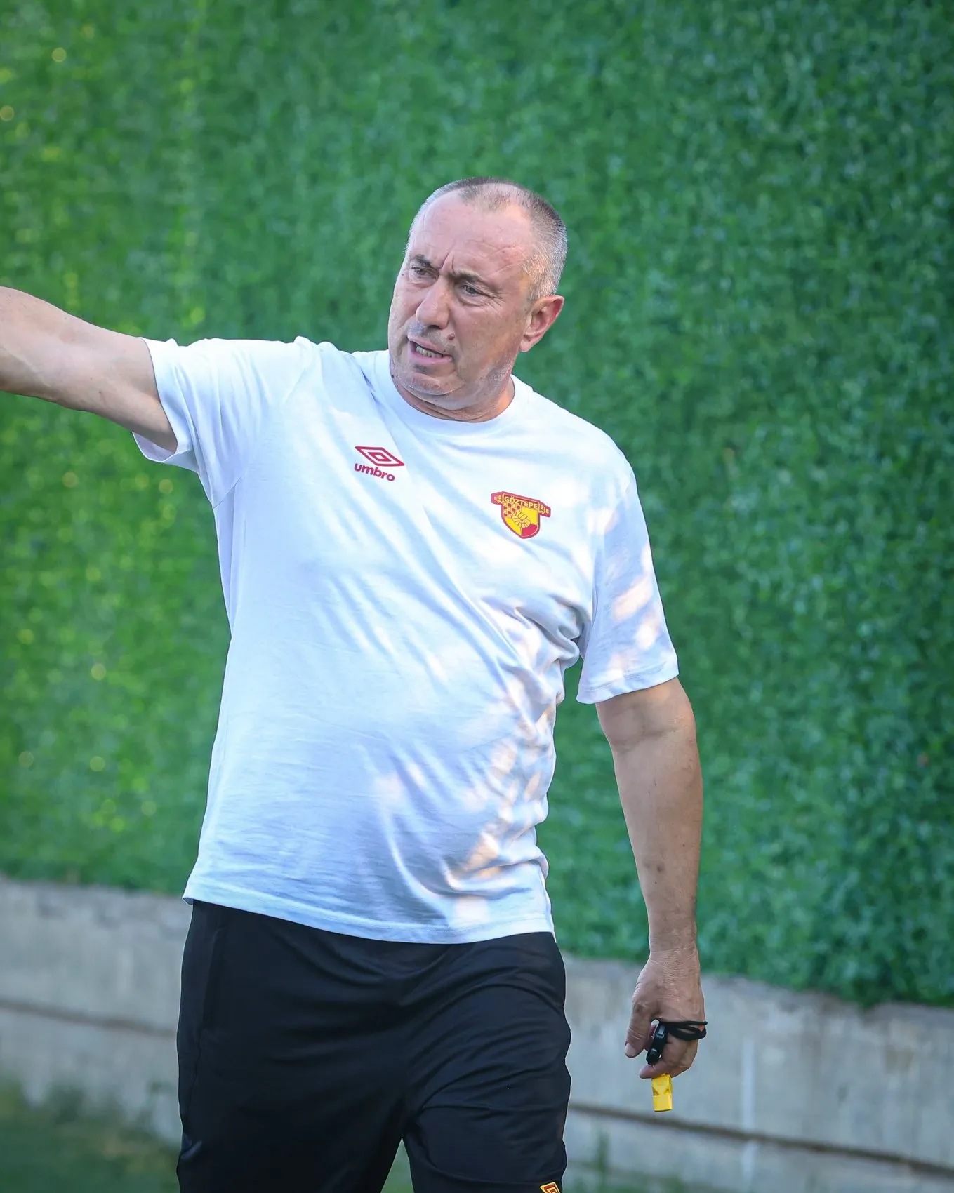 Göztepe'nin kaptanı İsmail Köybaşı futbolu bıraktı
