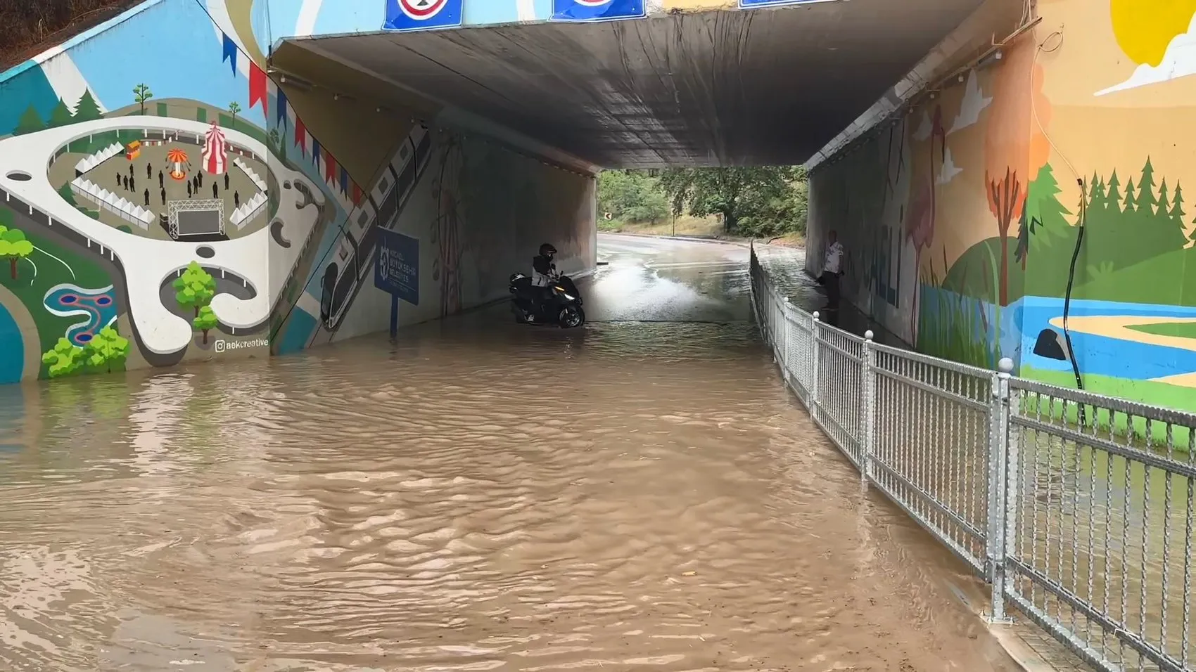 İzmit'te sağanak yağış trafiği kilitledi