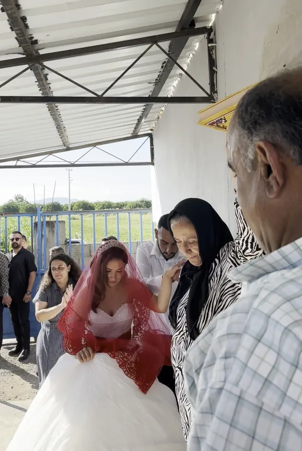 Osmaniyeli çiftçi düğününde lüks araç yerine traktörünü süsledi