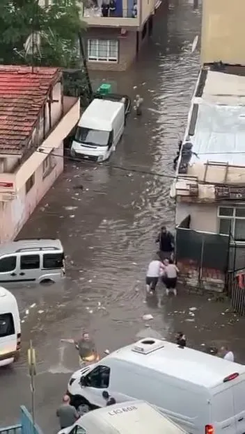 Kağıthane'de ani sağanak hayatı felç etti