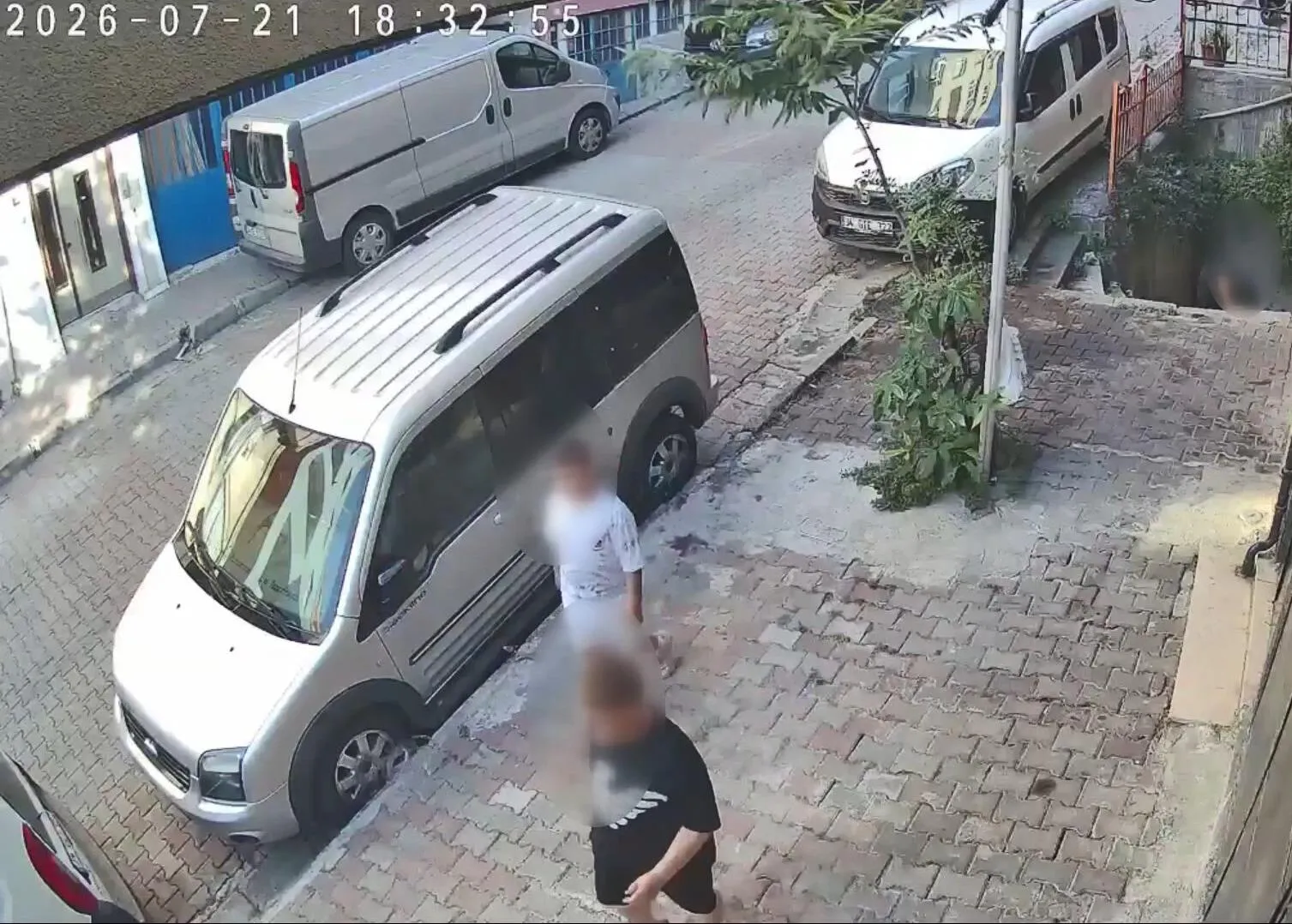 Kağıthane’de çocukların yaktığı lastik yangını mahalleyi dumana boğdu