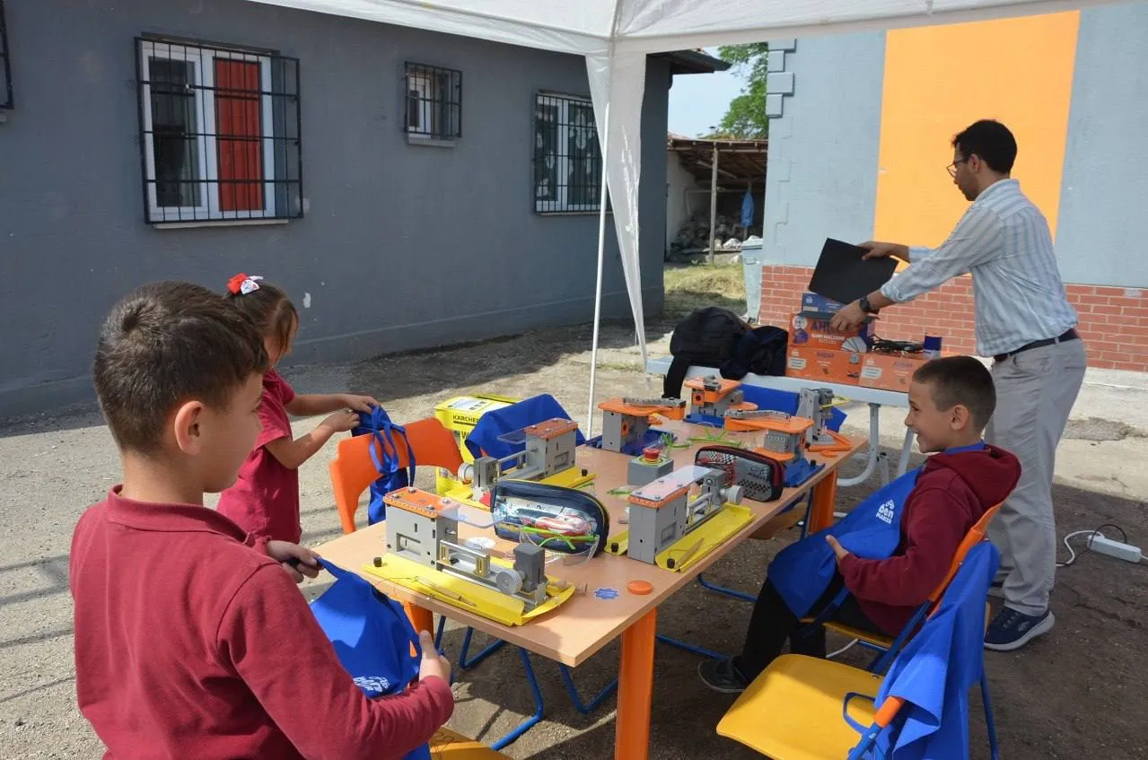TÜBİTAK köy okullarındaki öğrencileri bilimle buluşturuyor