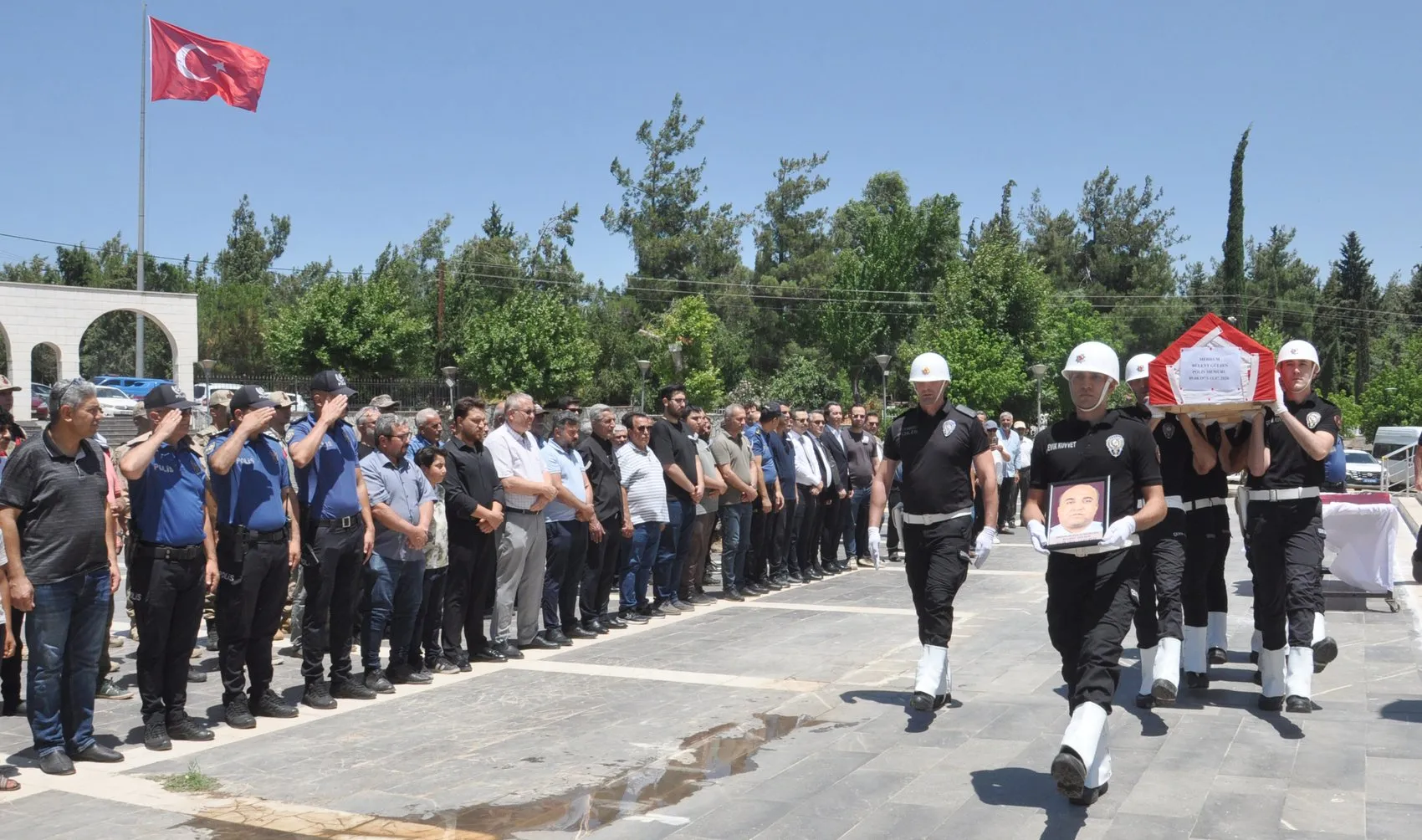 Evladından aldığı karaciğerle yaşama tutunamayan polis memuru hayatını kaybetti