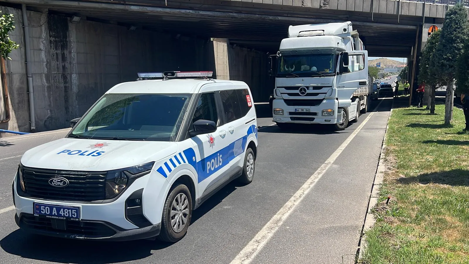 Nevşehir yolunda TIR köprüye takılınca trafik kilitlendi
