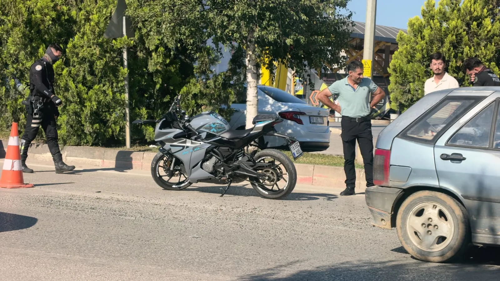 İnegöl yolunda motosiklet kazası kameraya yansıdı