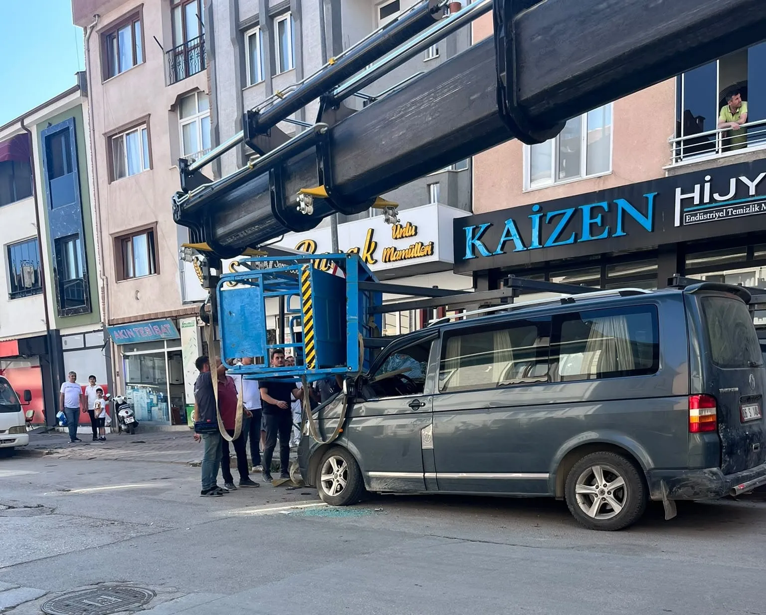 İnegöl'de nakliye asansörü park halindeki minibüsün üzerine çöktü