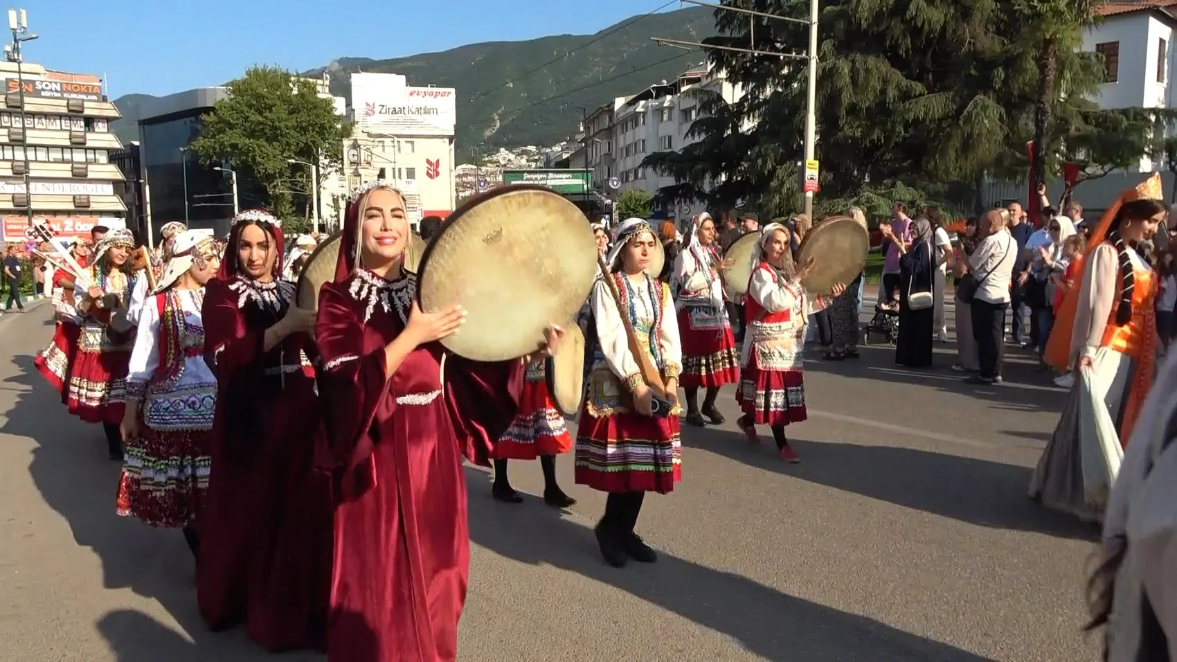 Bursa sokakları 13 ülkenin danslarıyla şenleniyor