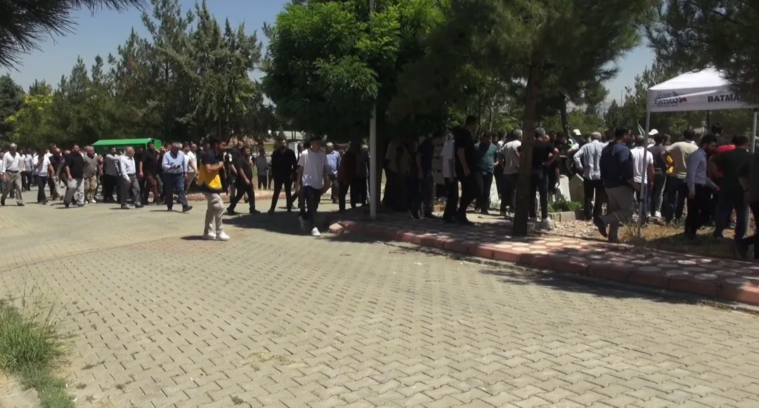 Batman mezarlığında kanlı hesaplaşma Üç kişi defnedildi