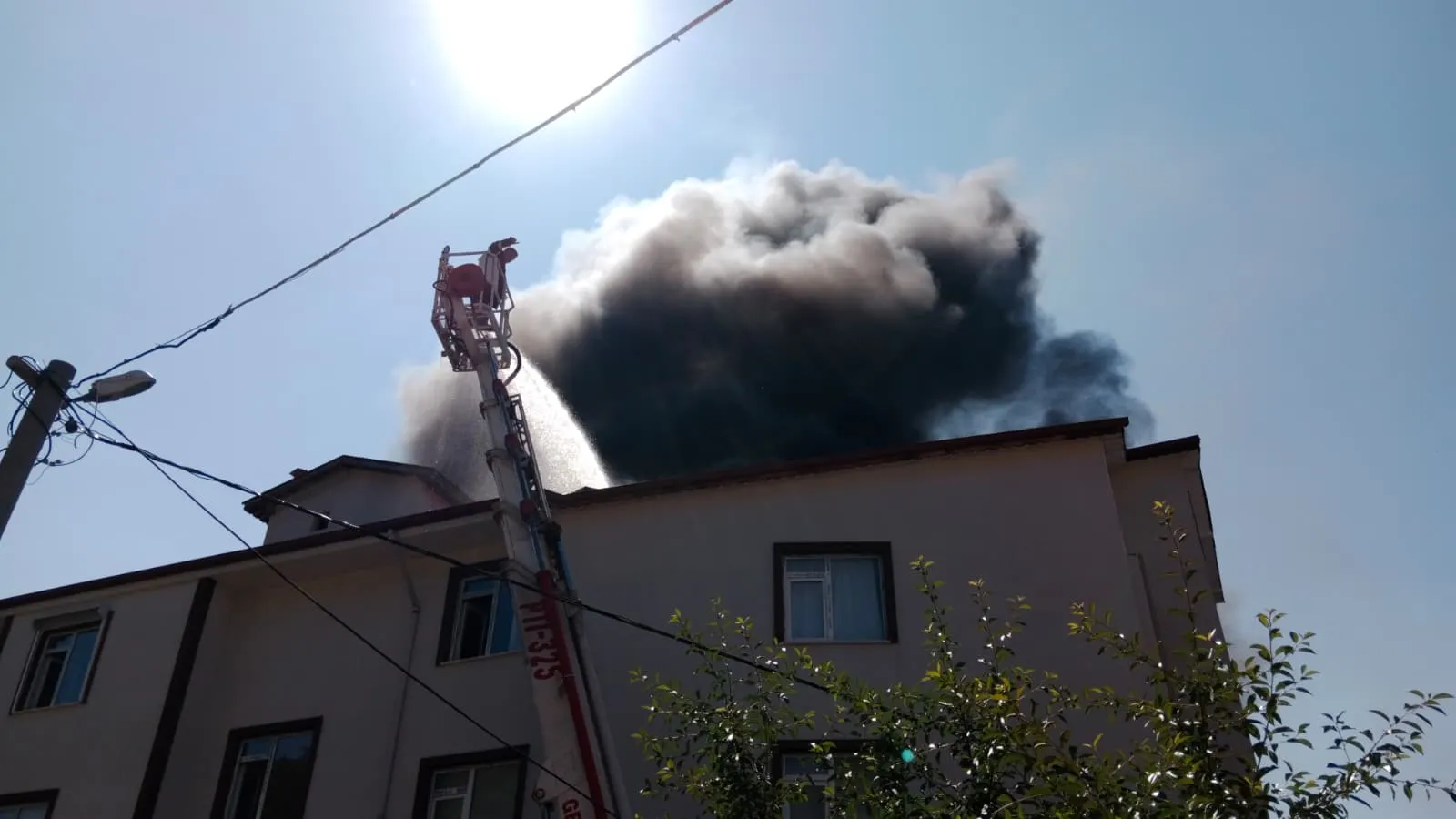 Gerede'de apartman çatısını yangın sardı