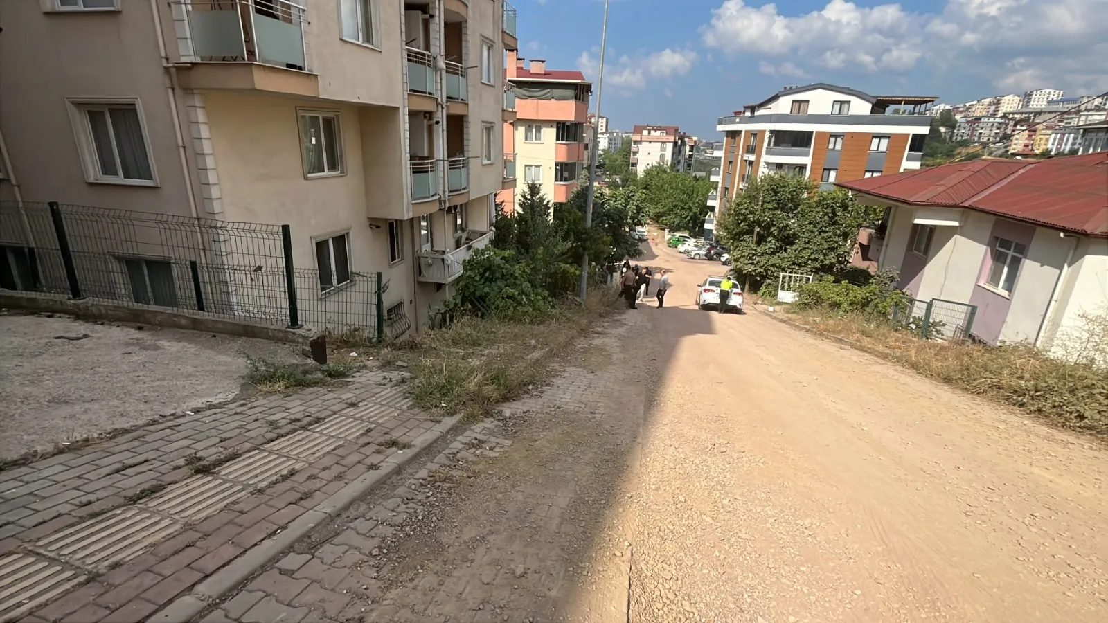 Gebze’de kontrolden çıkan araç apartman bahçesine devrildi
