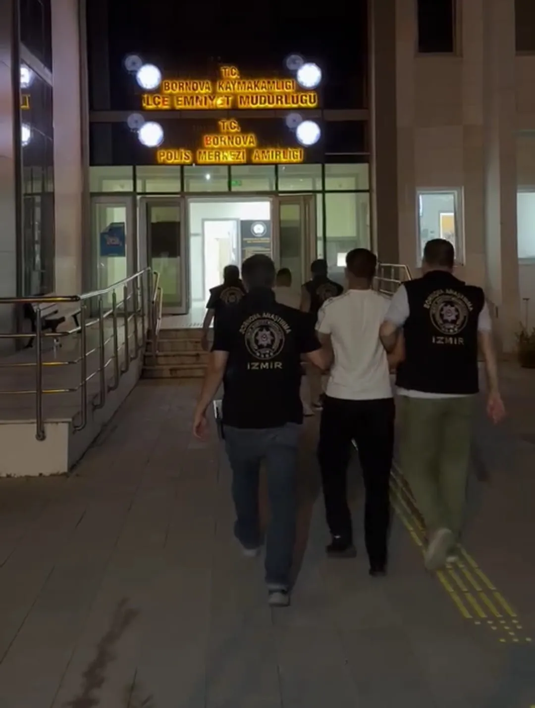 Bornova'da takside ve evde uyuşturucu operasyonu