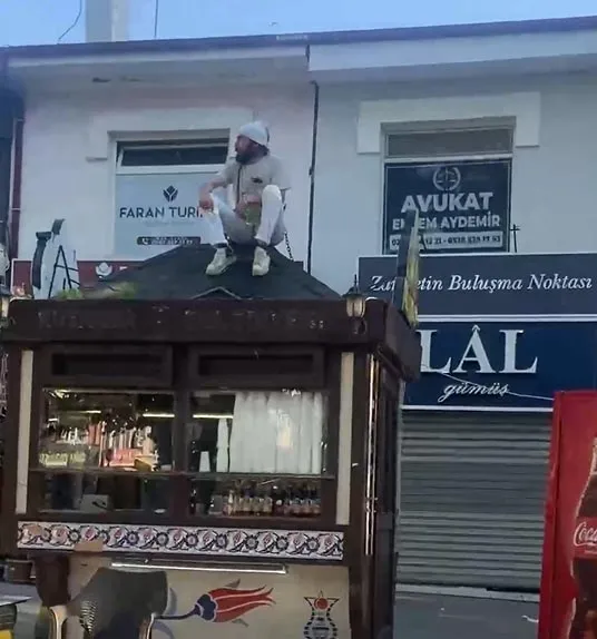 Kütahya’da belediye büfeleri kaldırınca esnaf kendini zincire vurdu