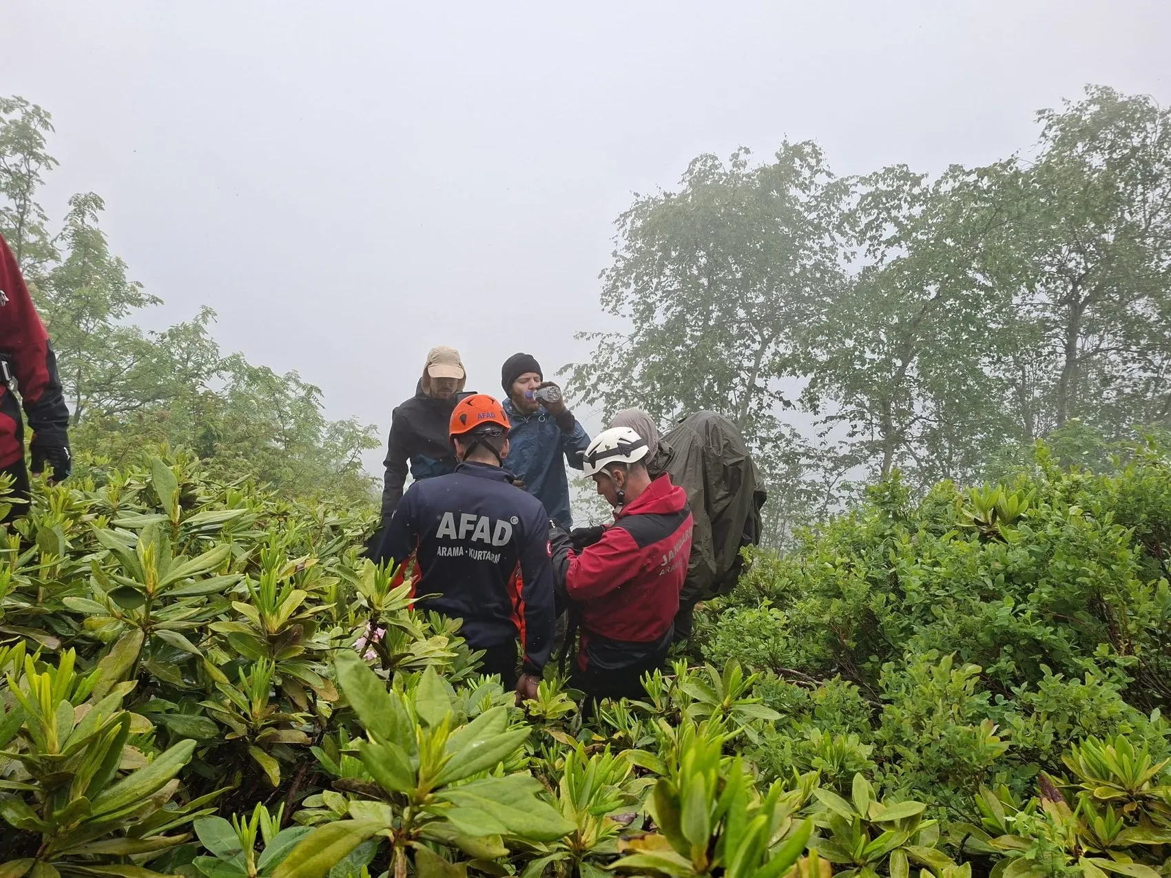Rize’de sis yüzünden mahsur kalan turistleri ekipler kurtardı