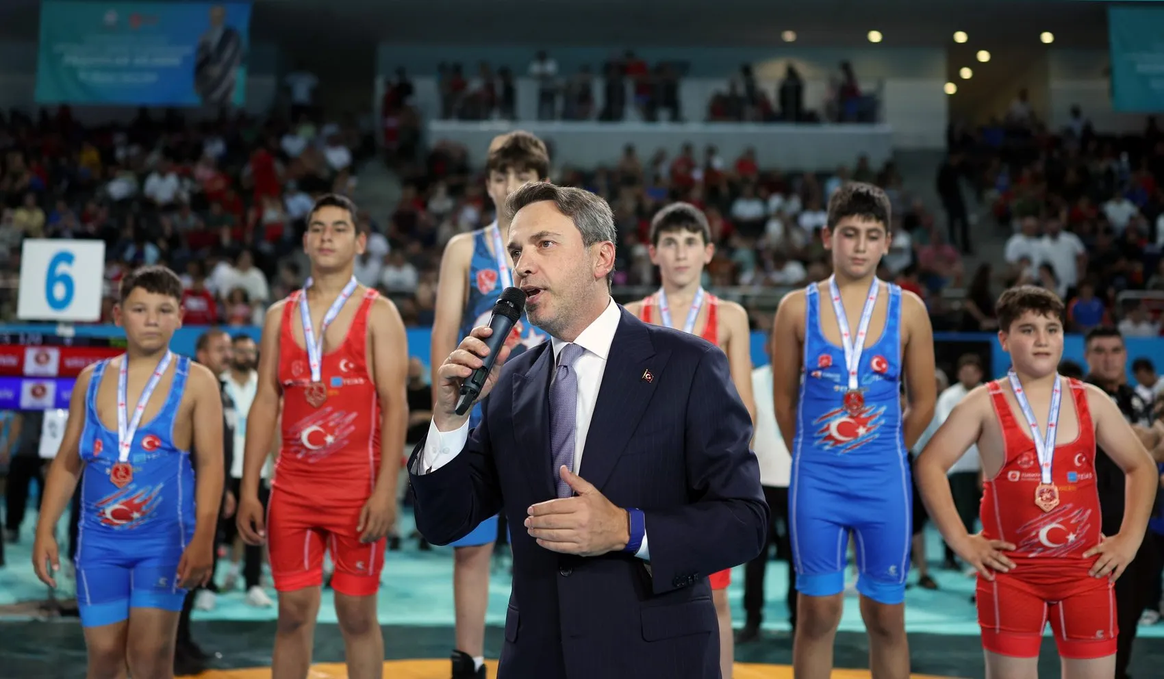Bakan Bayraktar minik güreşçilerin heyecanına ortak oldu