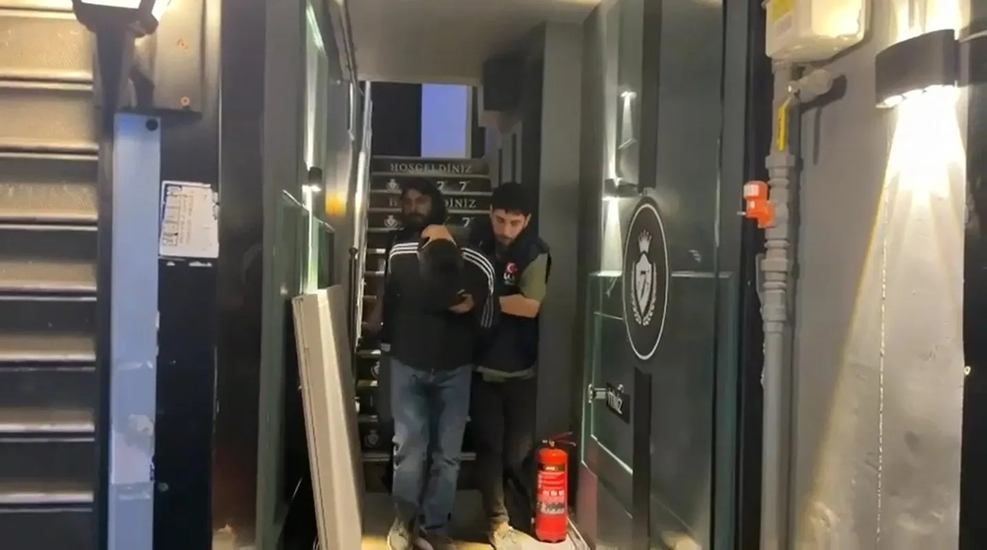 Eyüpsultan’da motosikletli şüphelinin üzerinden uzun namlulu silah çıktı