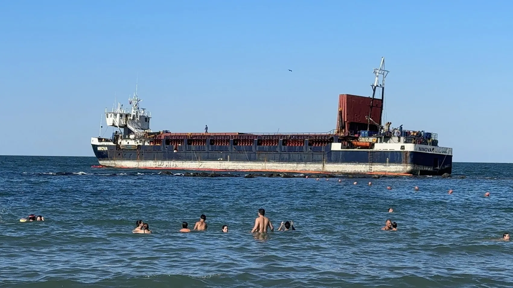 Karasu sahilinde aylardır bekleyen yük gemisi kurtarıldı