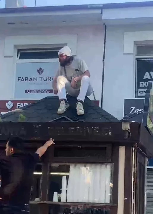 Kütahya’da belediye büfeleri kaldırınca esnaf kendini zincire vurdu