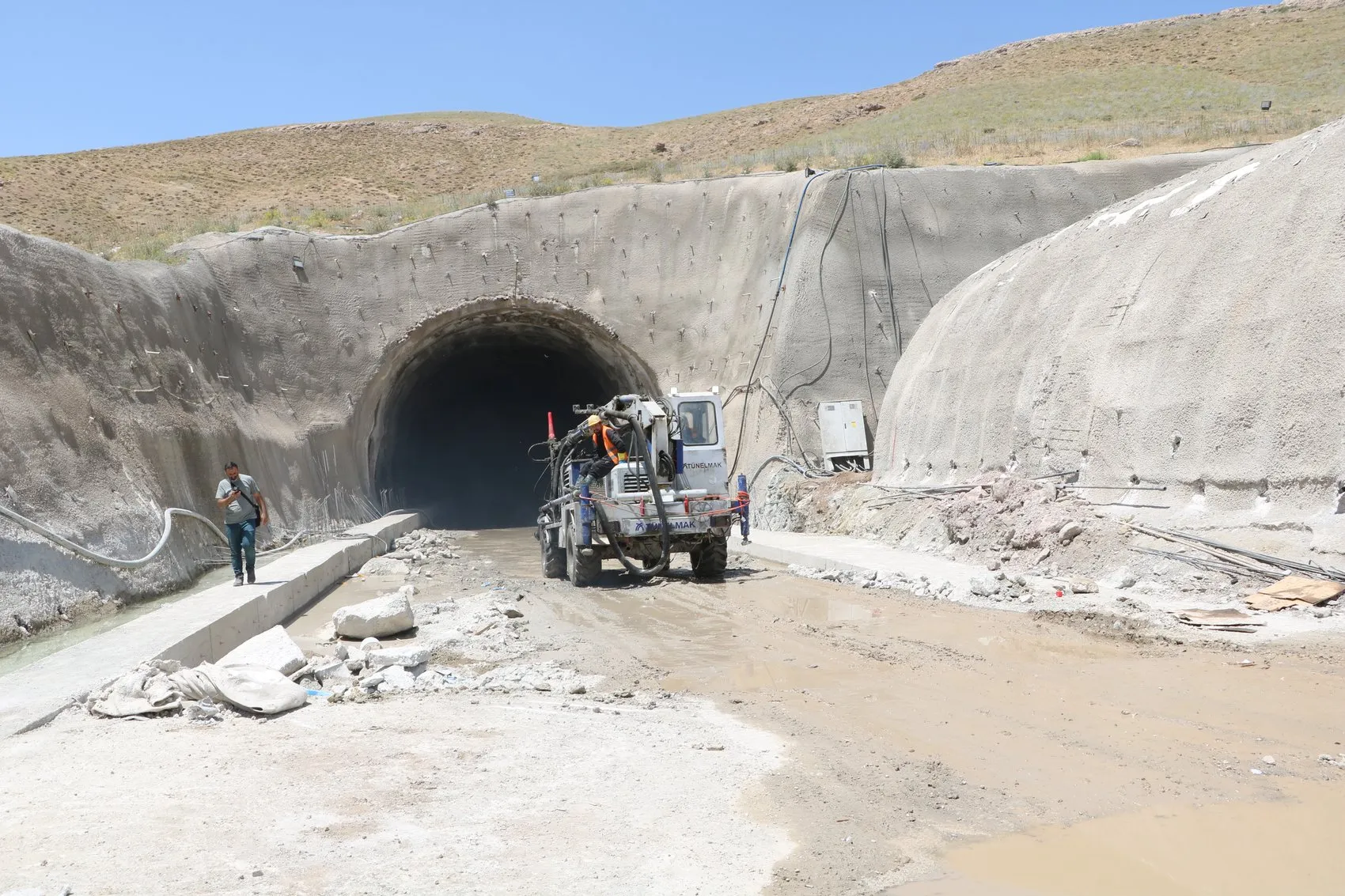 Yüksekova'da yeni tünel çalışmaları hız kazandı