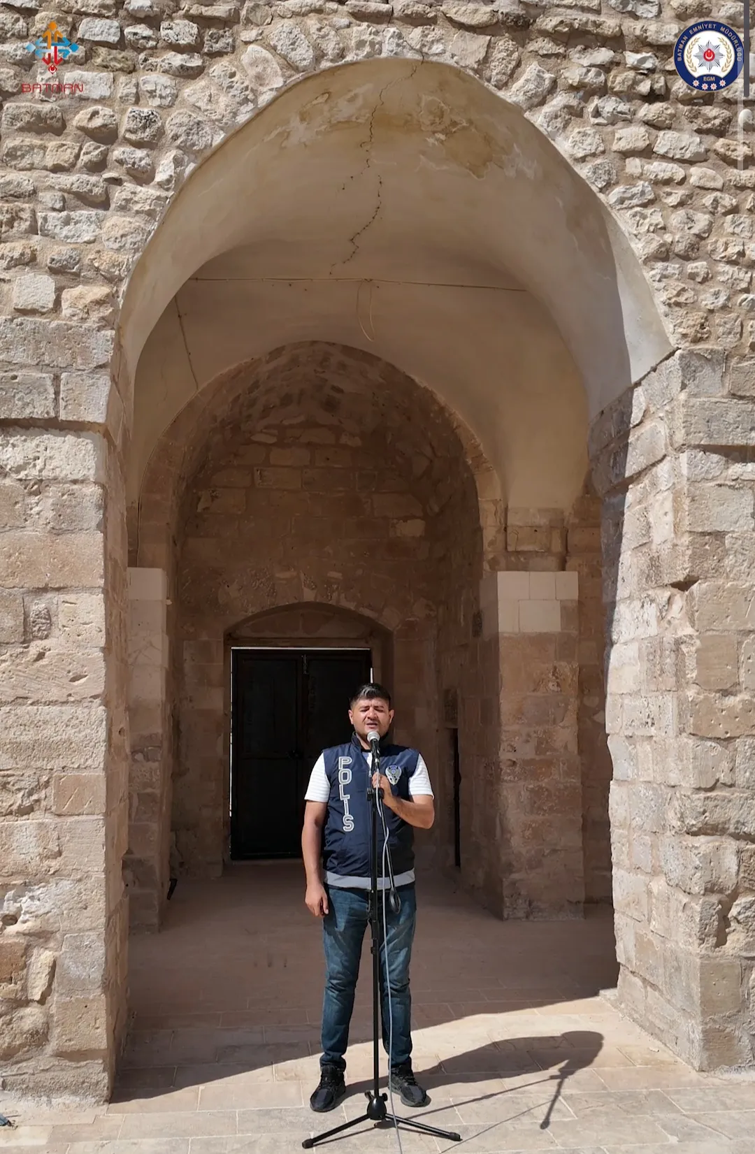 Polis ekipleri Hasankeyf’in tarihi atmosferinde türkü seslendirdi