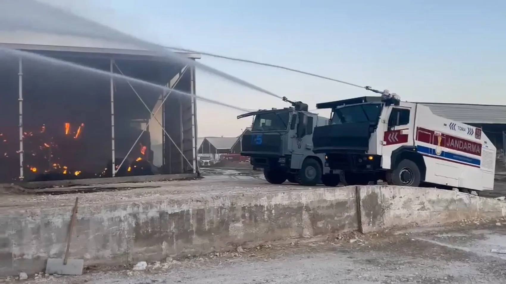 Şanlıurfa'da saman deposu yangınına TOMA desteği