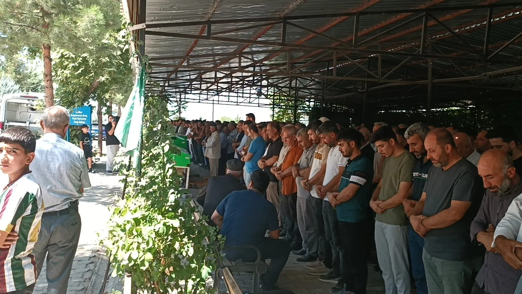 Batman mezarlığında kanlı hesaplaşma Üç kişi defnedildi