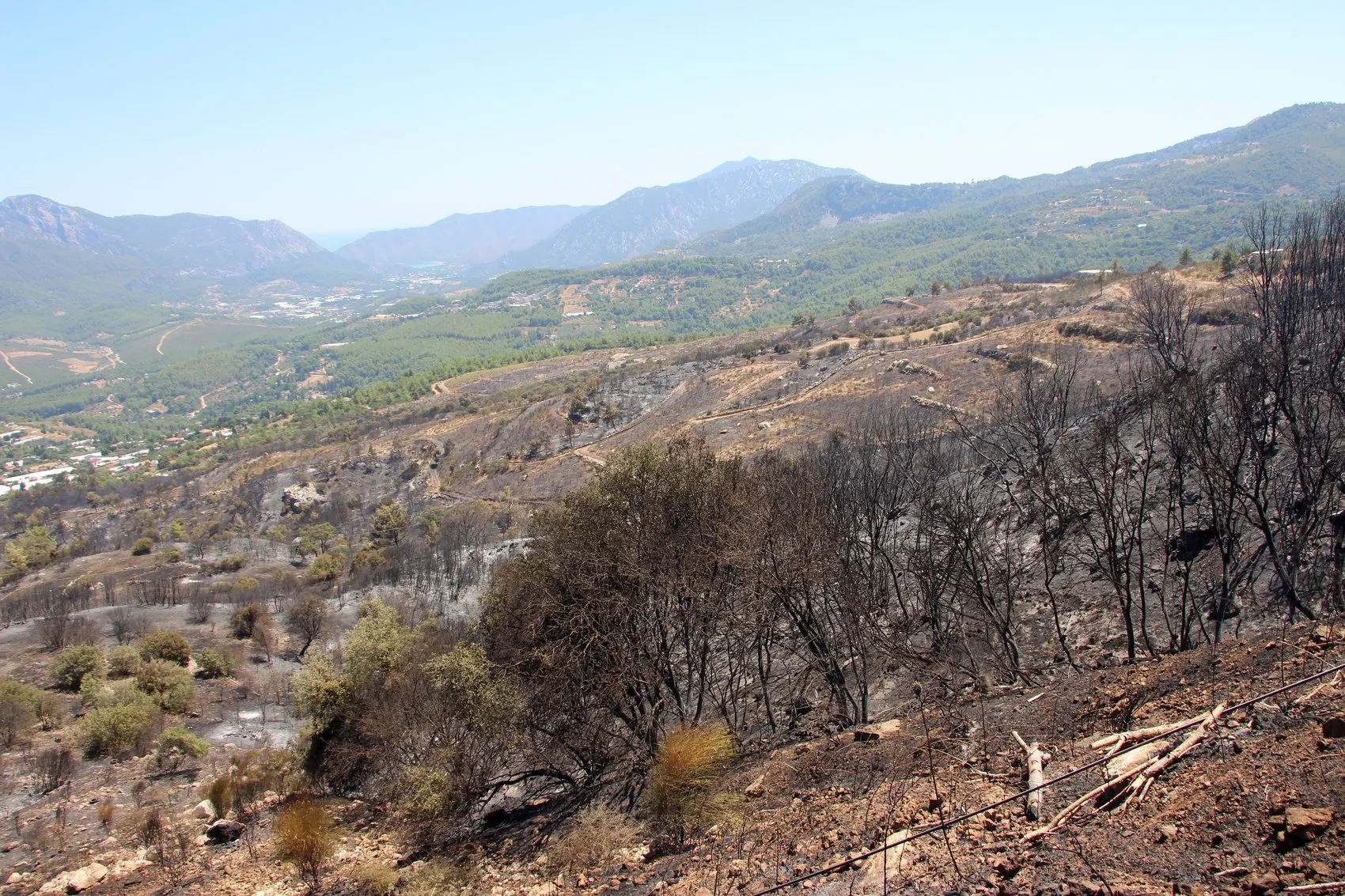 Kumluca yangınında emekli itfaiyeci kendi mücadelesiyle evini kurtardı