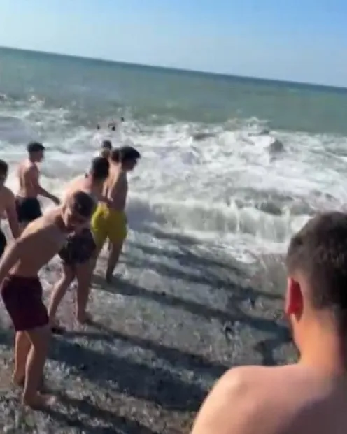 Zonguldak’ta denize giren iki kişiyi vatandaşların kurduğu zincir kurtardı