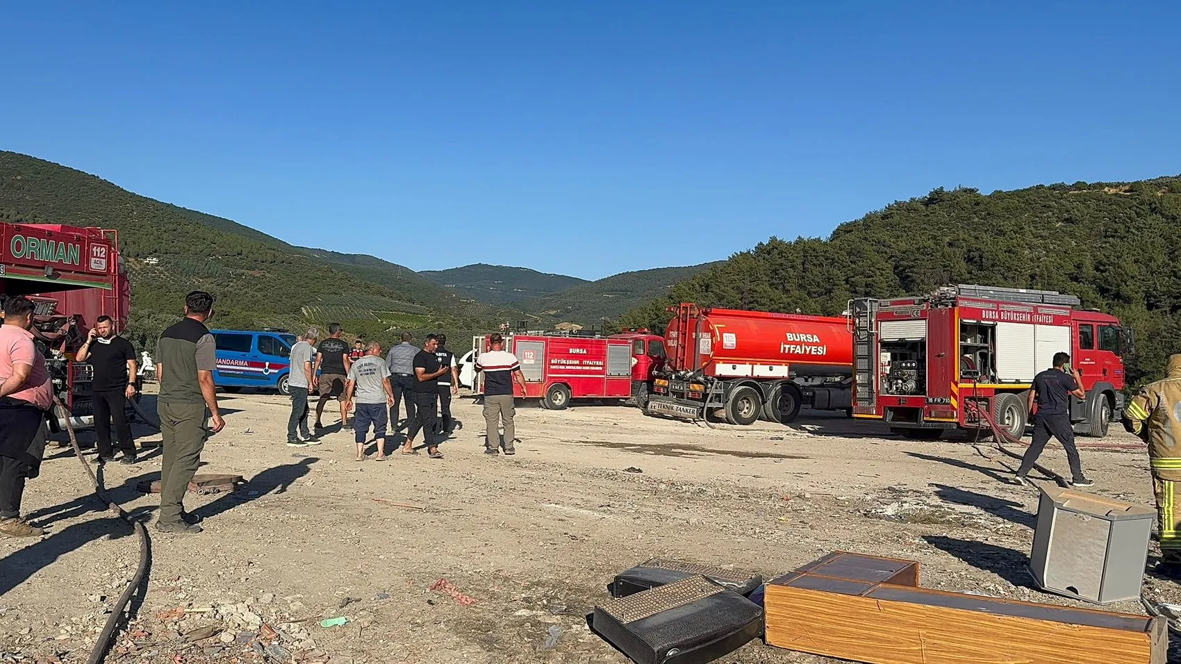 İznik’teki eski çöplükte rüzgarla büyüyen yangın