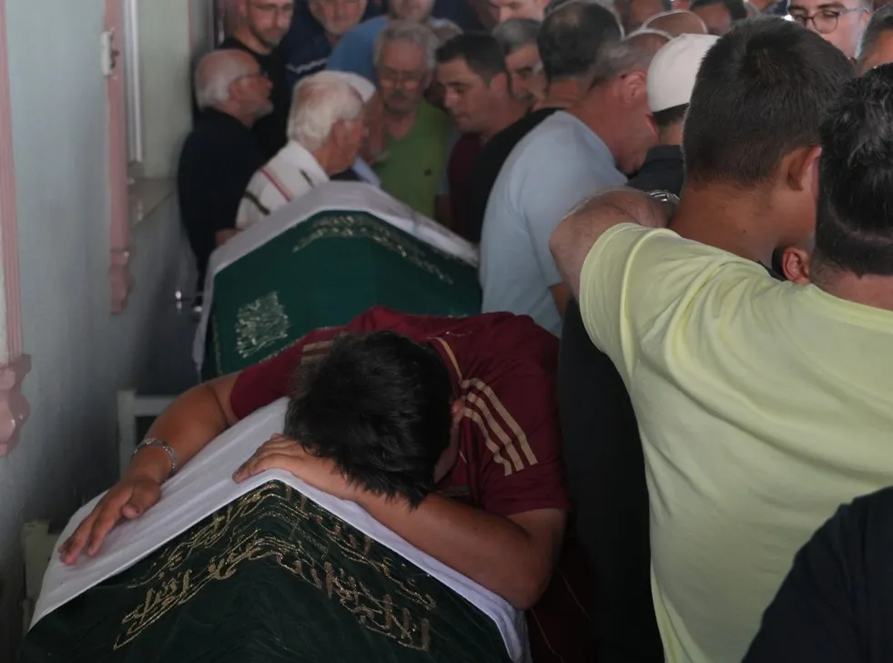 TIR yıkarken akıma kapılan baba ve oğlu son yolculuğuna uğurlandı