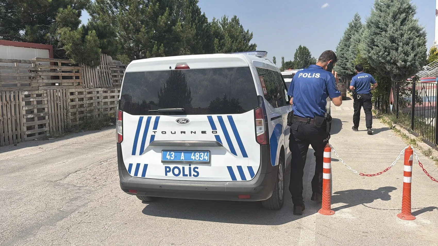 Kütahya'da silahlı saldırıya uğrayan işletmeci saldırgana taşla karşılık verdi