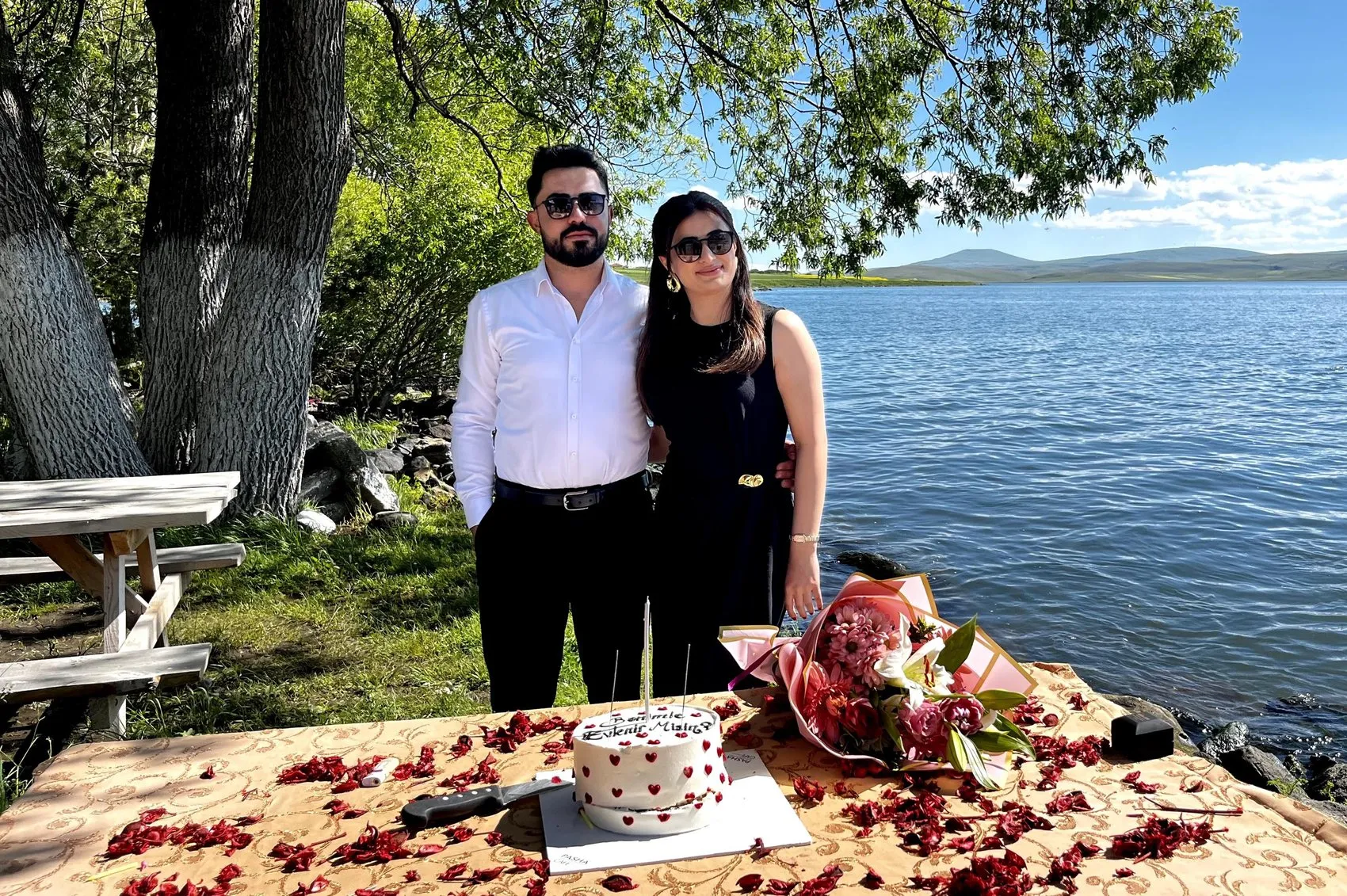 Çıldır Gölü’nün ortasında sürpriz evlilik teklifi