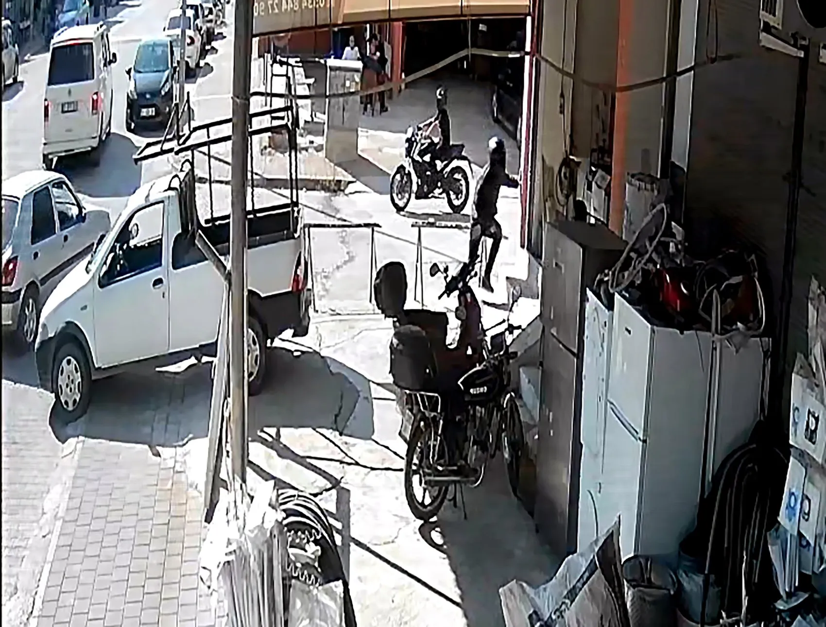 Adana'da motosikletli saldırganlar iş yerini kurşun yağmuruna tuttu