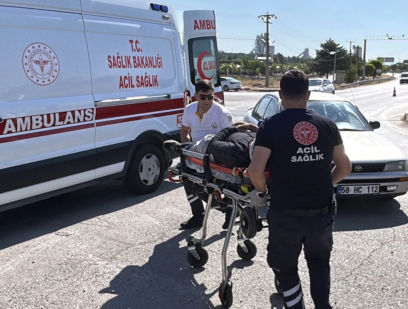Sivas Havalimanı yolunda iki kamyonet çarpıştı 5 kişi yaralandı