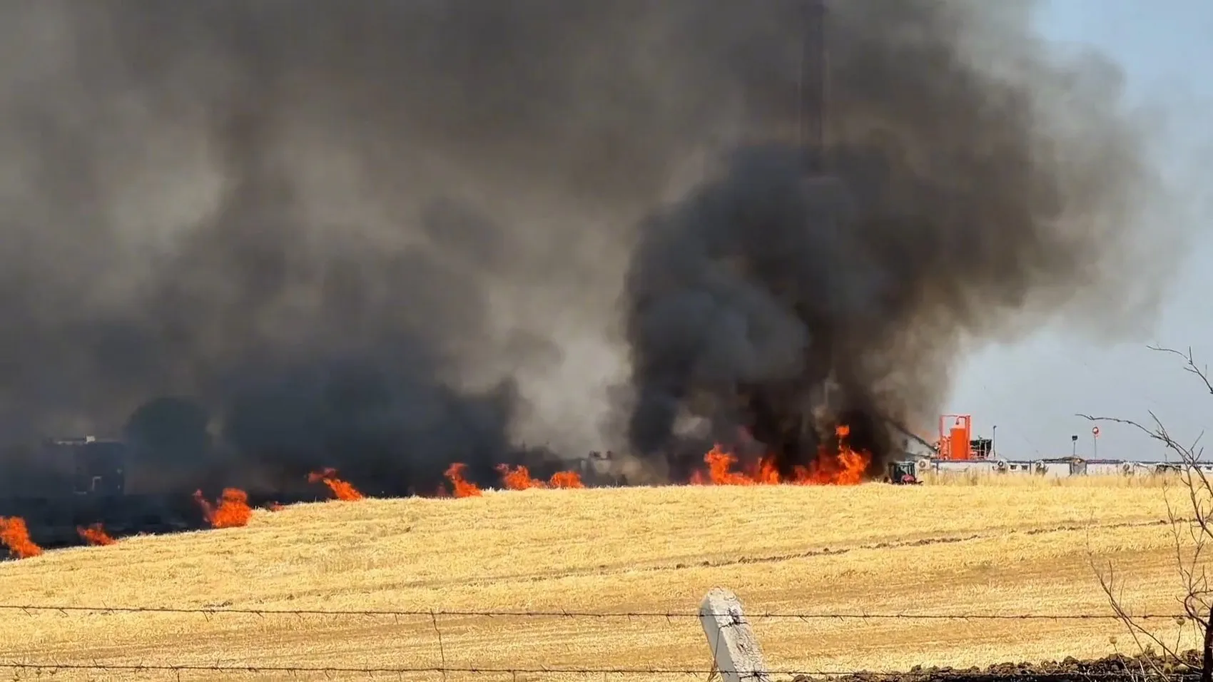 Diyarbakır'da petrol sahasına ramak kala söndürülen yangın