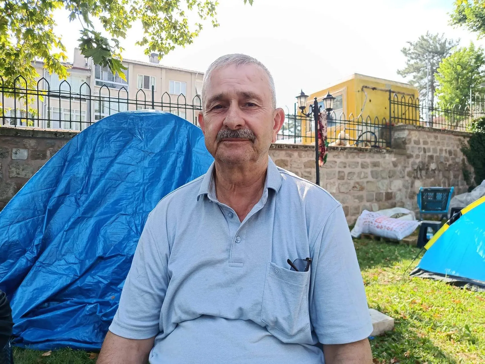 Kırkpınar tutkunları otel bulamayınca çadırlarını cami avlusuna kurdu