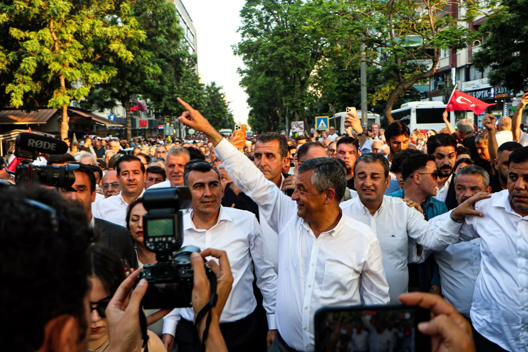 Özel'den operasyon tepkisi İktidar yürüyüşümüzü durduramayacaklar