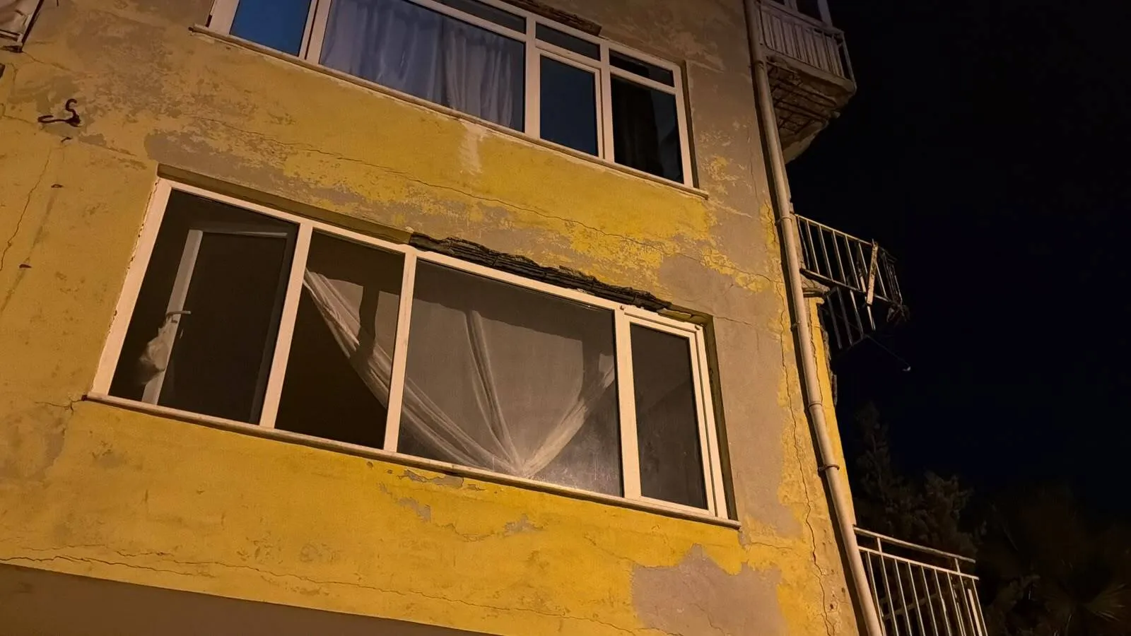Üsküdar’da aniden çöken balkon sonrası bina mühürlendi